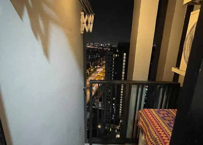 Octopus On Highrise, Skytrain, Fast Wifi And Ac Holiday home