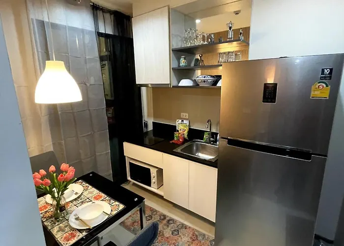 Octopus On Highrise, Skytrain, Fast Wifi And Ac Holiday home Bangkok