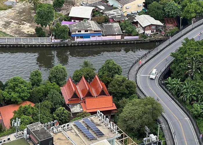 Octopus On Highrise, Skytrain, Fast Wifi And Ac Holiday home
